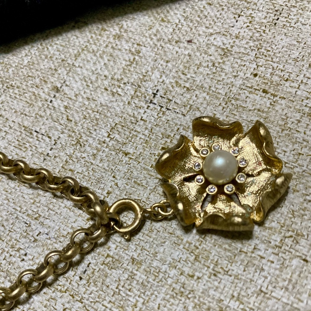 Elegant Gold Necklace  and Floral Pendant